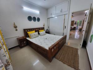 Home Stay with Giriraj View I On Parikrama Marg I 5 mins to ISKCON & Daan Ghati