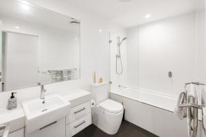 104 Portarlington Esplanade 2 bedroom, 2 bathroom apartment Parking Walk to the beach and shops Elevator access