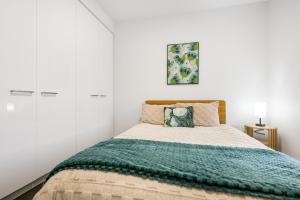 104 Portarlington Esplanade 2 bedroom, 2 bathroom apartment Parking Walk to the beach and shops Elevator access