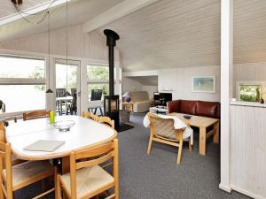 6 person holiday home in Humble-By Traum