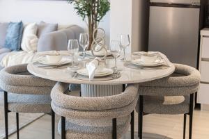 DVH Luxe Retreats 1BR Yas Island by Ferrari World and Yas Mall