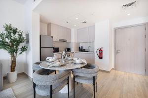 DVH Luxe Retreats 1BR Yas Island by Ferrari World and Yas Mall
