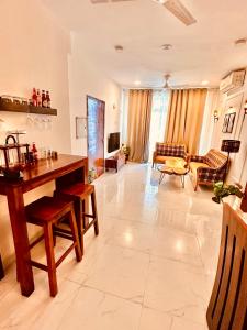 HomeyStays 3BHK apartment with Lakeside walk