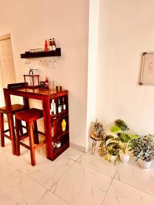 HomeyStays 3BHK apartment with Lakeside walk