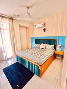 HomeyStays 3BHK apartment with Lakeside walk