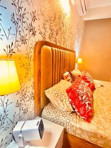 HomeyStays 3BHK apartment with Lakeside walk