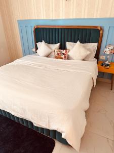 HomeyStays 3BHK apartment with Lakeside walk