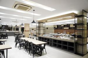 Front One Hotel Papua Lestari