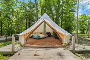 Glamping Yurt #1 in Red River Gorge, Wooded with Full Bath House
