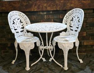 Retro Bar Themed Spacious Studio room