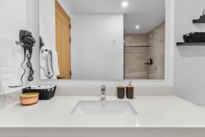 Oceanfront, five star one bedroom new condo