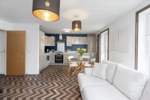 Stylish 2Bed Flat Near Arthurs Seat and Waverley Station