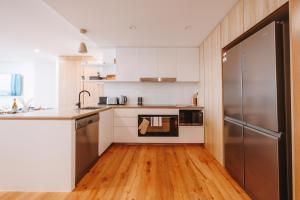 3-Bedroom Apartment with Sea View, Rooftop Pool, Study & Free Parking