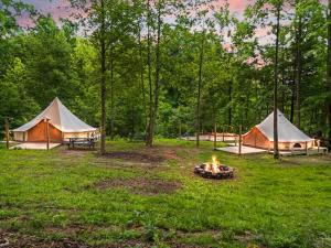 Premium Glamping Tent with HotTub, FirePit & Heater at Red River Gorge with Wooded Views & Bath House