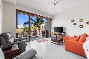 Marina view and 3 min from beach