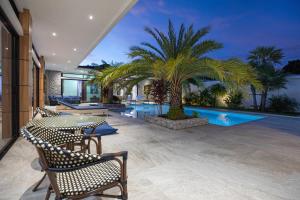 Pattana Sun Villa - Modern 4 Bedrooms Villa with Pool