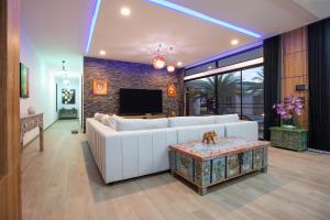 Pattana Sun Villa - Modern 4 Bedrooms Villa with Pool