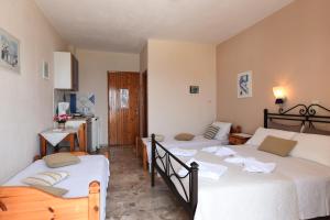 Vrohaki Studios & Rooms