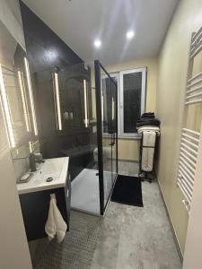 Chambre New York à Liège Moderne avec salle de bain privée spacieuse, check in autonome, 2eme etage