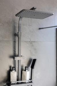 Chambre New York à Liège Moderne avec salle de bain privée spacieuse, check in autonome, 2eme etage