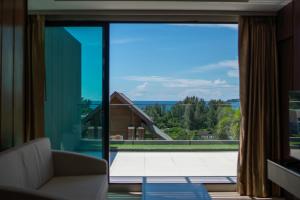 Surin Beach Serviced 3 Bedroom Sea View Apart-ment Comprehensive Facilities Resort Pool Gym Guest Choice