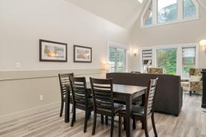 Modern 4BR unit Lake Views