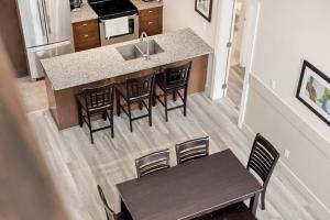 Modern 4BR unit Lake Views