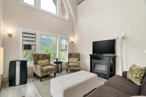 Modern 4BR unit Lake Views