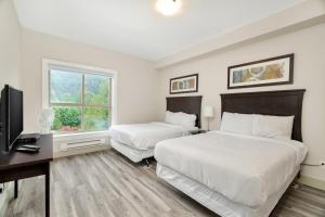 Modern 4BR unit Lake Views