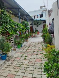 Kanak Bihari Yatri Niwas, 100 Meter Ram Ki Paidi, Saryu River