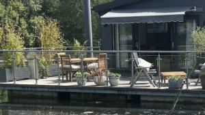 The Floating Home at Upton