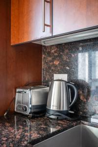 Cozy 1 BR & Den Condo in North York Free Parking