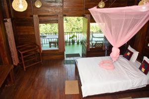 View arch wood cabin