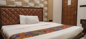 M-Hotel Aman Residency Ops- Quest Mall Near park circus Seven point crossing