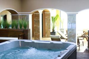 White Rock Castle Apartments - Pool & SPA