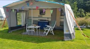 Gezellige caravan met weids uitzicht nabij Sneekermeer