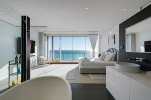 Henley Beachfront Luxury Home With Private Pool, Spa And Sauna!