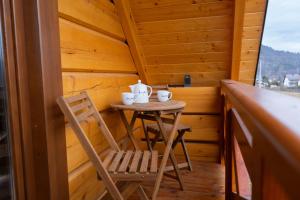 Domki z bali na miedzy