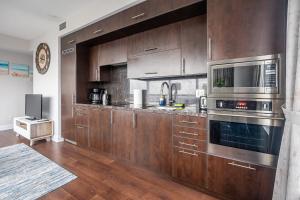 2BD 2BR Panoramic View Sheppard Metro Free parking