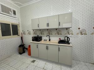 شقة جديدة اربع غرف نوم داخل حدود الحرم ومدخل مستقل