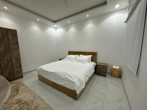 شقة جديدة اربع غرف نوم داخل حدود الحرم ومدخل مستقل