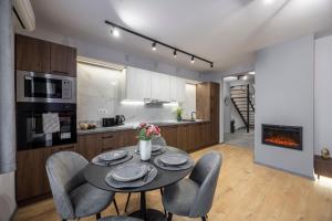 Exclusive Duplex Residence with Balcony on Elisabeth St