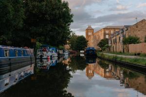 Modern Skipton House, Sleeps 5, Canal & Parking