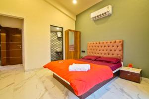 Hillside Villa with Games room, Big Swimming pool, mountain view by Stayrahi