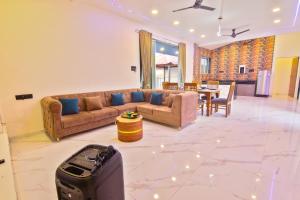 Hillside Villa with Games room, Big Swimming pool, mountain view by Stayrahi