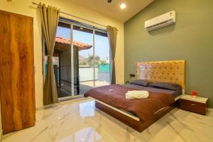 Hillside Villa with Games room, Big Swimming pool, mountain view by Stayrahi