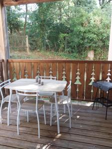 Studio con balcón y vista al bosque