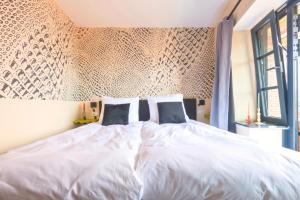 Design Suite in Hotspot Location w Fast Wi-Fi