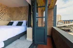 Design Suite in Hotspot Location w Fast Wi-Fi