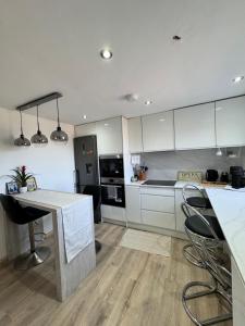 Sunset View 2BR Apartment - Beautiful London View & Free Parking